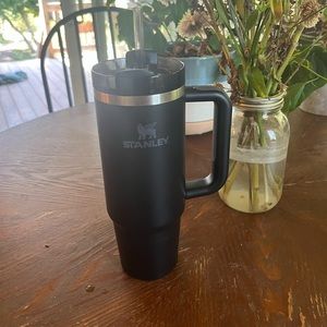 Black Stanley Quencher H2.0 Flowstate Tumbler 30 oz